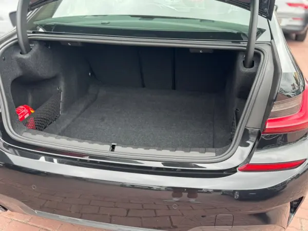 BMW 318 d Pack M 8