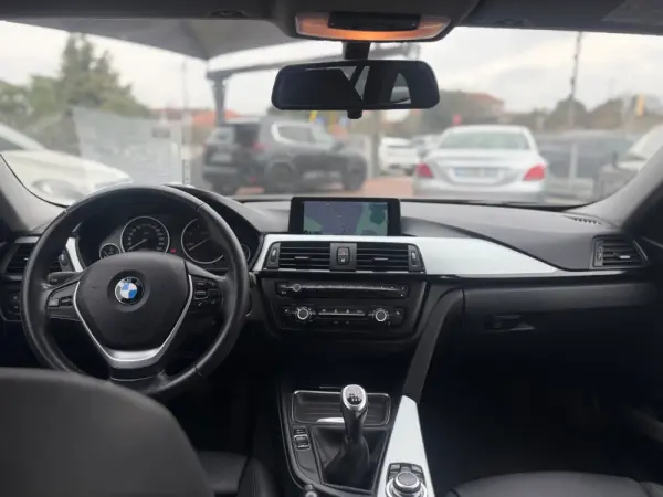 BMW 318 Touring Efficient Dynamics 10