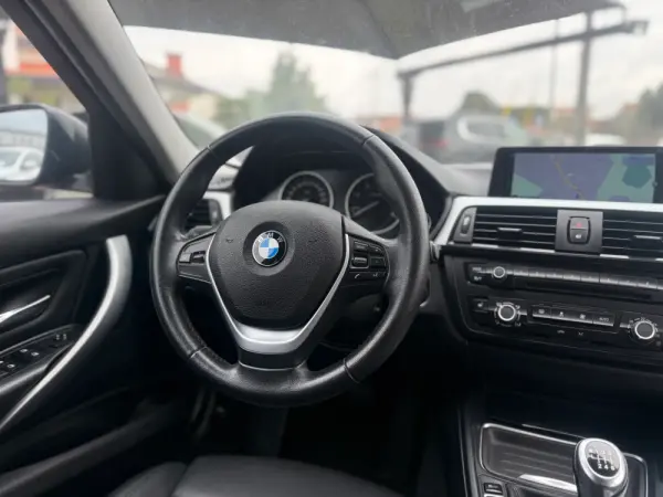 BMW 318 Touring Efficient Dynamics 11