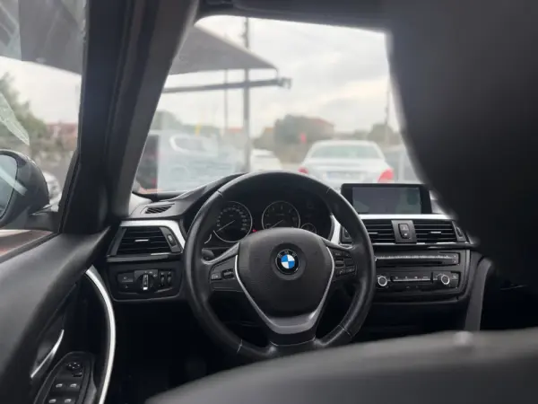 BMW 318 Touring Efficient Dynamics 12