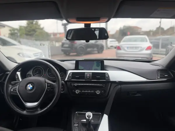 BMW 318 Touring Efficient Dynamics 13