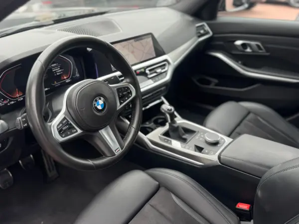 BMW 318 d Pack M 13