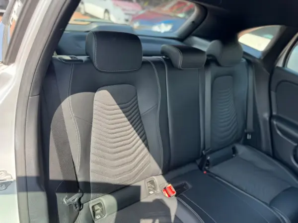 Mercedes-Benz GLA 200 d 4Matic 8G-DCT Special Edition 21