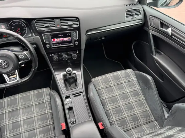 Volkswagen Golf 2.0 TDi GTD 10