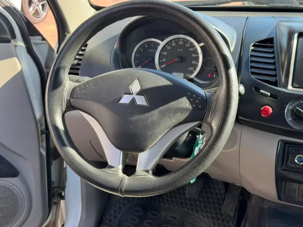 Mitsubishi L200 2.5 DI-D CD In.AC Low Rider 2WD 11