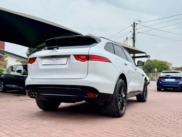 Jaguar F-Pace 20d R-Sport 7