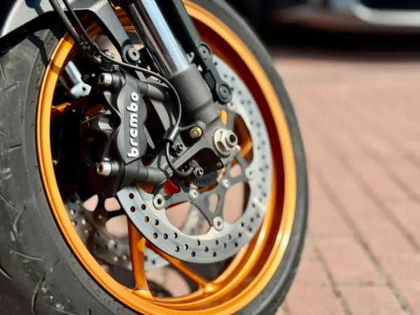 Suzuki Katana Katana neo-retro de alta performance 11