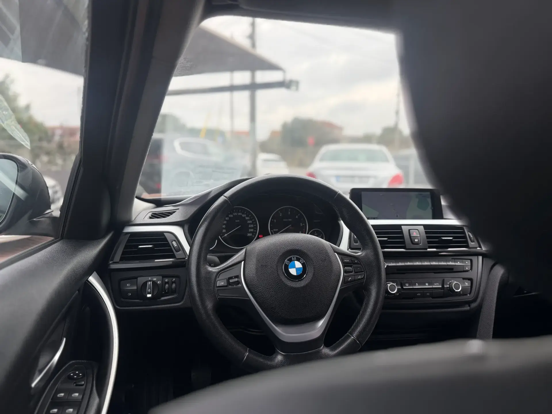 BMW 318 Touring Efficient Dynamics 12