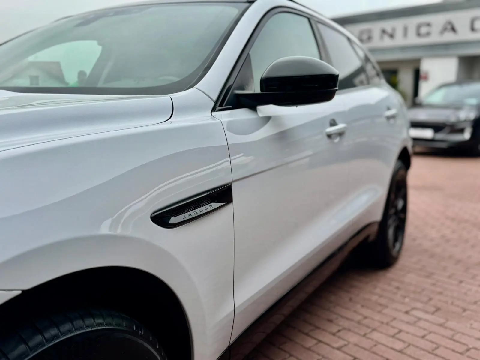 Jaguar F-Pace 20d R-Sport 11
