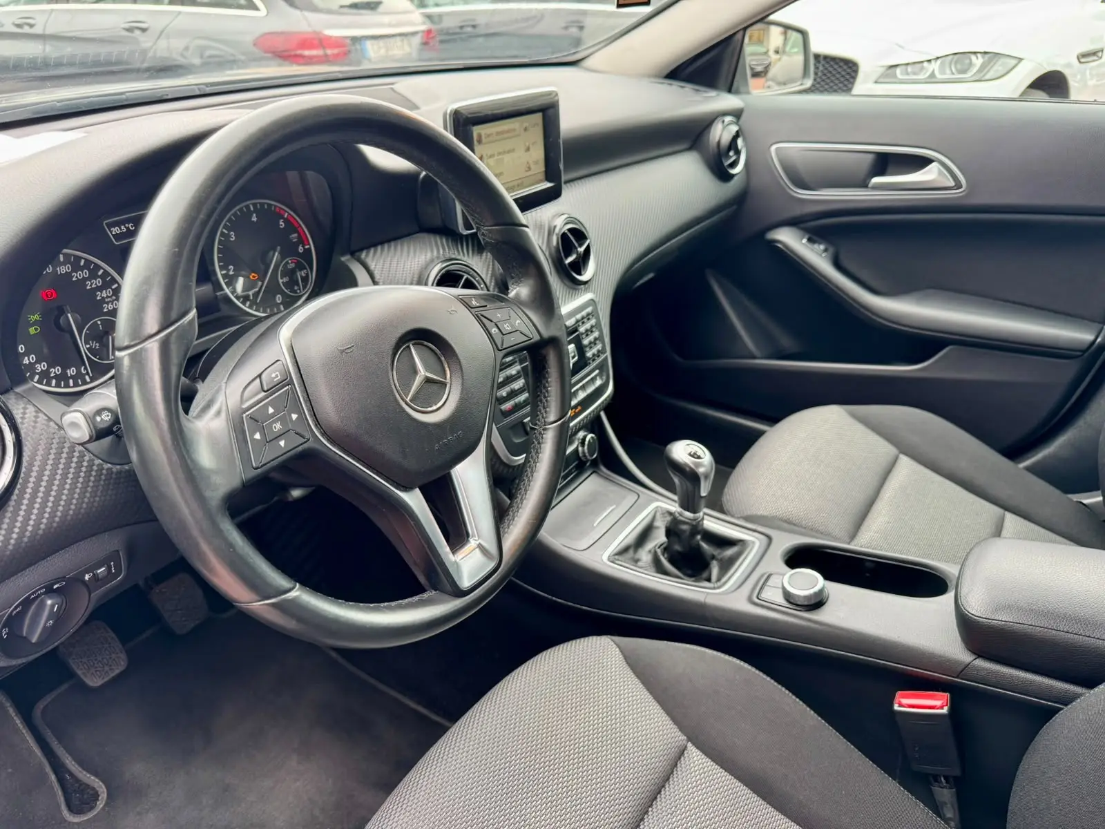 Mercedes-Benz GLA 180 d Style 16
