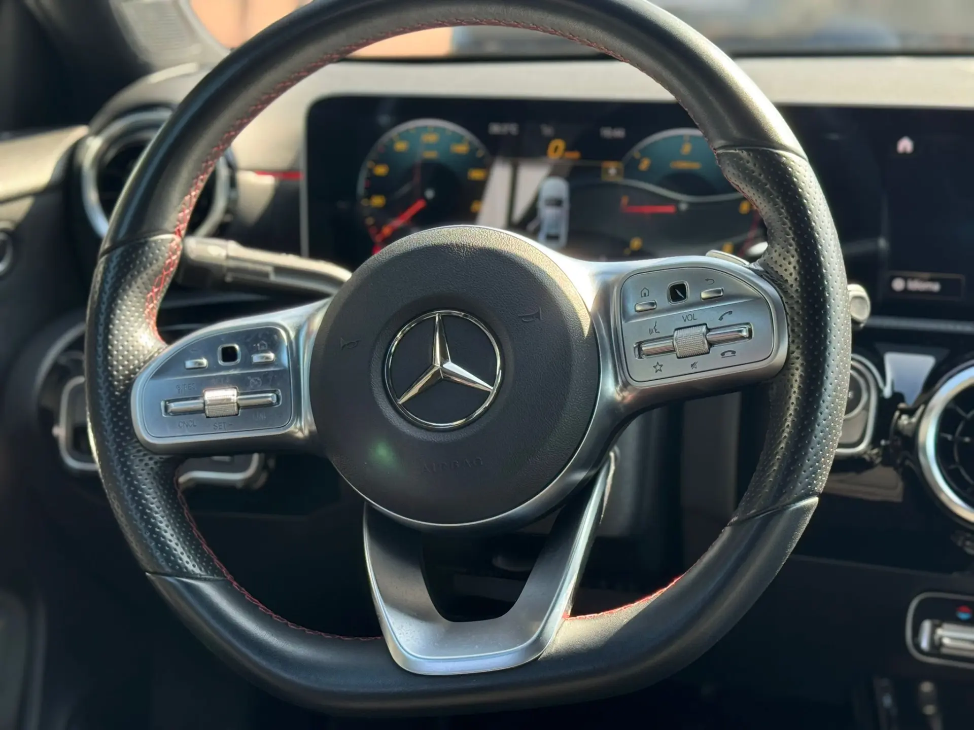 Mercedes-Benz A 180 Limousine d 7G-DCT AMG Line 9