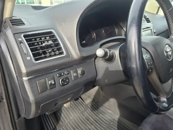 Toyota Avensis 2.0 D-4D 9