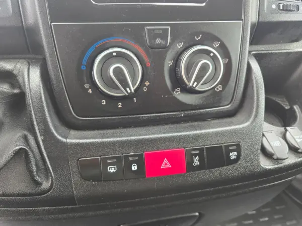 Citroen Jumpy 2.0 BlueHDi M Confort Semi-Vidrado 19