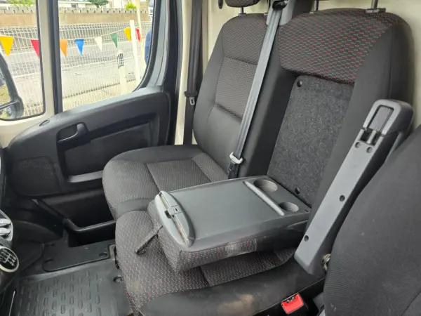 Citroen Jumpy 2.0 BlueHDi M Confort Semi-Vidrado 21