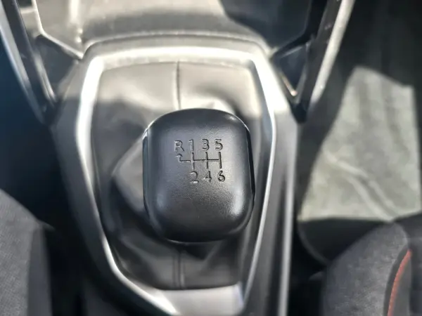 Peugeot 2008 Benzin 100 Allure 17