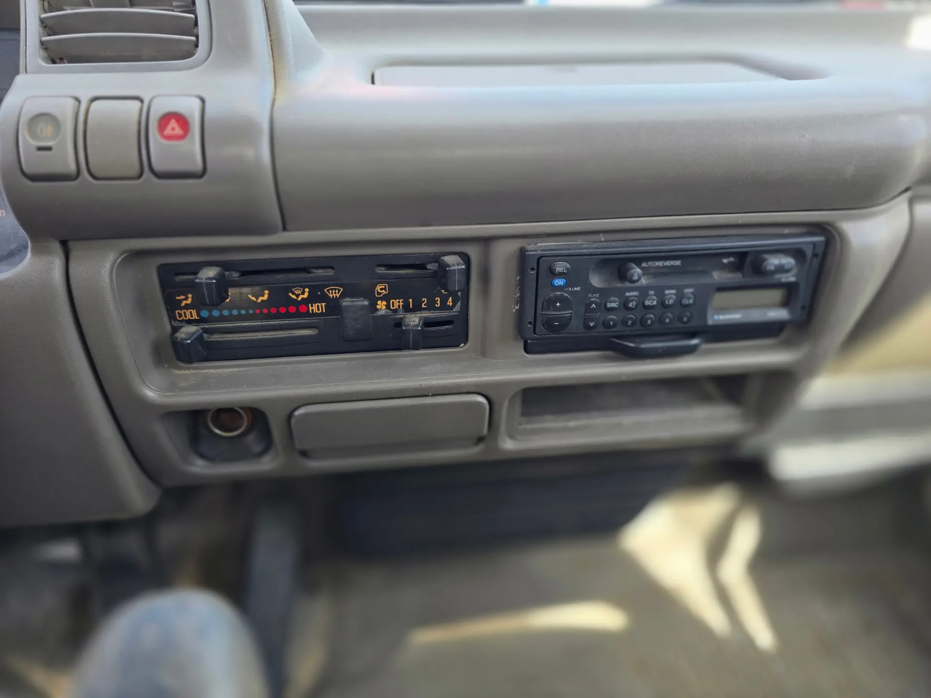 Isuzu NKR 69 LL-5D 14