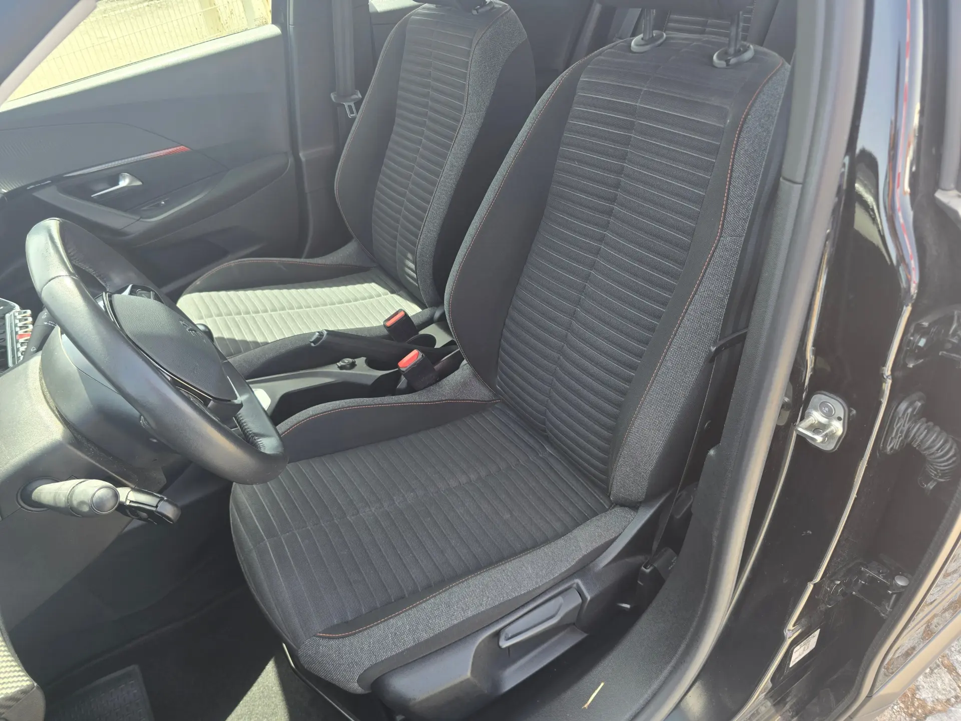 Peugeot 2008 Benzin 100 Allure 10