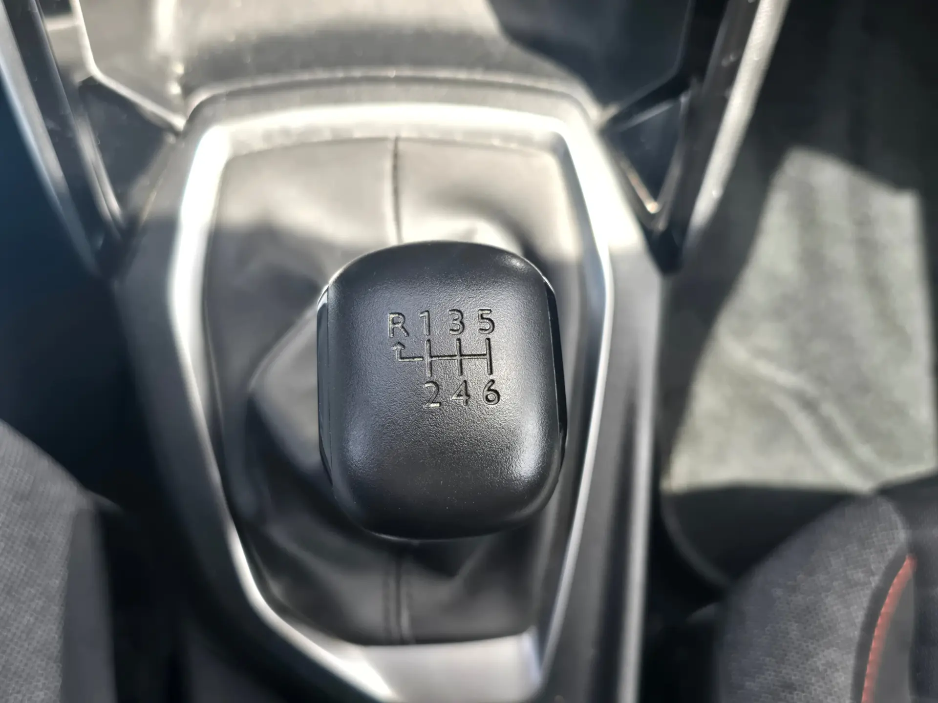 Peugeot 2008 Benzin 100 Allure 17
