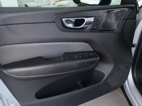 Volvo XC 60 2.0 D4 R - Design 25