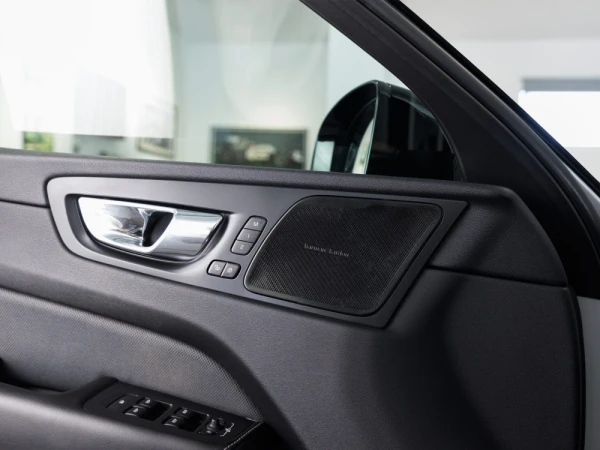 Volvo XC 60 2.0 D4 R - Design 24