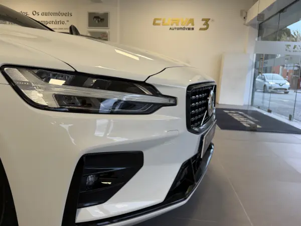 Volvo V60 2.0 B4 R-Design Geartronic 26