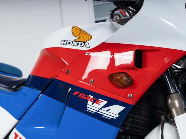 Honda VFR 400R 6