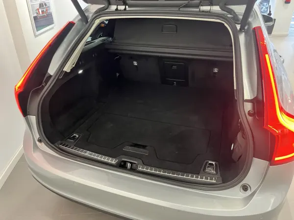 Volvo V90 2.0 D5 Momentum AWD Geartronic 10