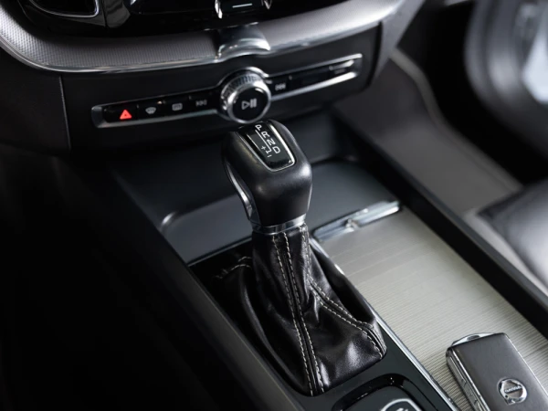 Volvo XC 60 2.0 D4 R - Design 13