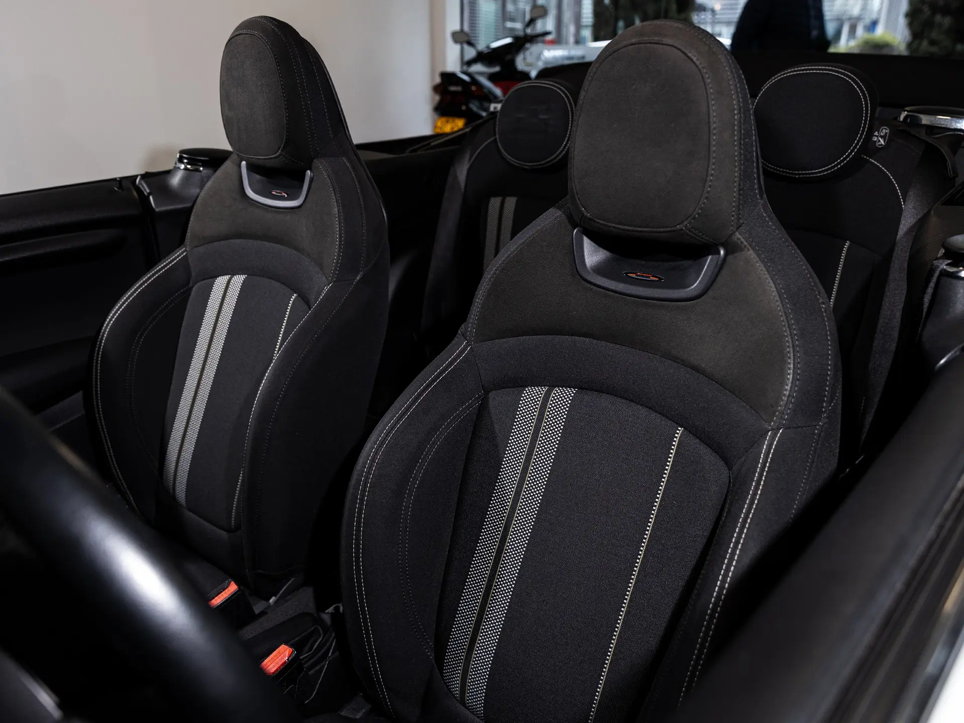 MINI Cabrio Cooper Premium Extra JCW Auto 26