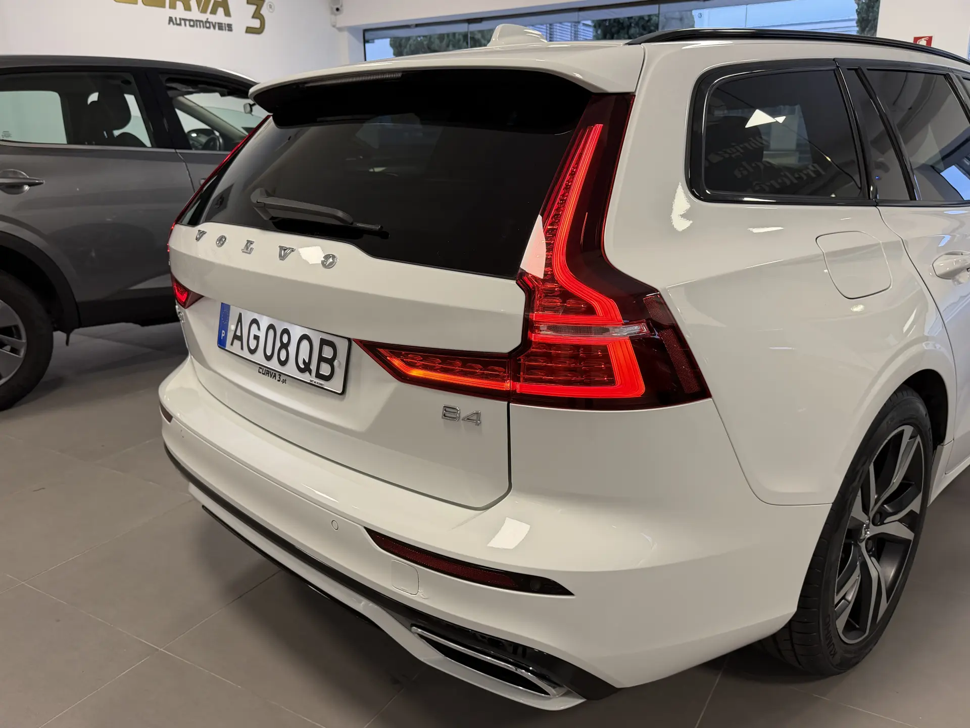 Volvo V60 2.0 B4 R-Design Geartronic 28