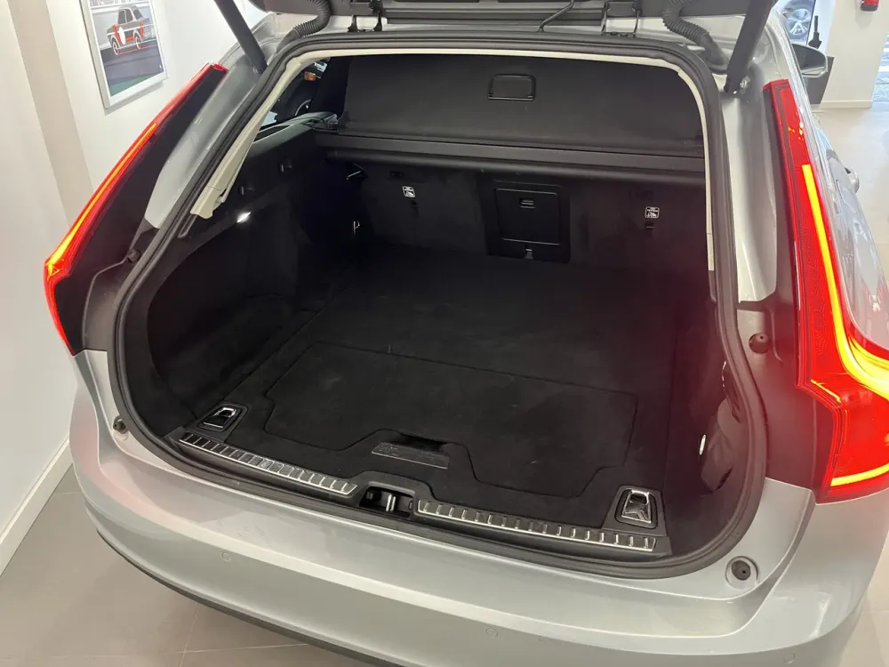 Volvo V90 2.0 D5 Momentum AWD Geartronic 10