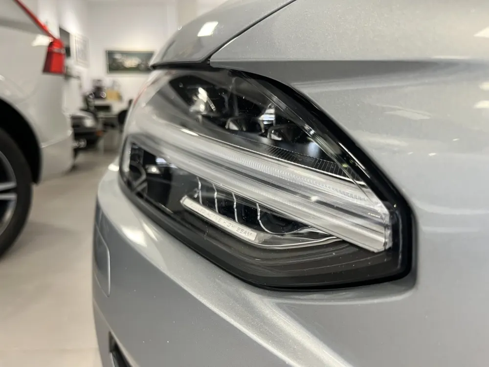 Volvo V90 2.0 D5 Momentum AWD Geartronic 36