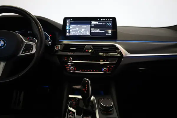 BMW 530 e Pack Desportivo M 6