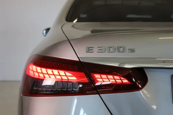 Mercedes-Benz E 300 e AMG Line 27