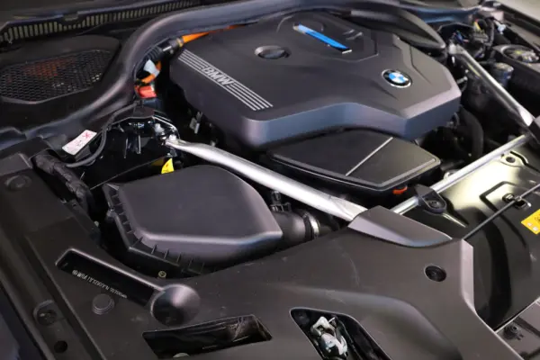 BMW 530 e Pack Desportivo M 8