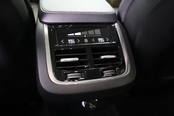 Volvo V90 2.0 D4 Momentum Plus Geartronic 26