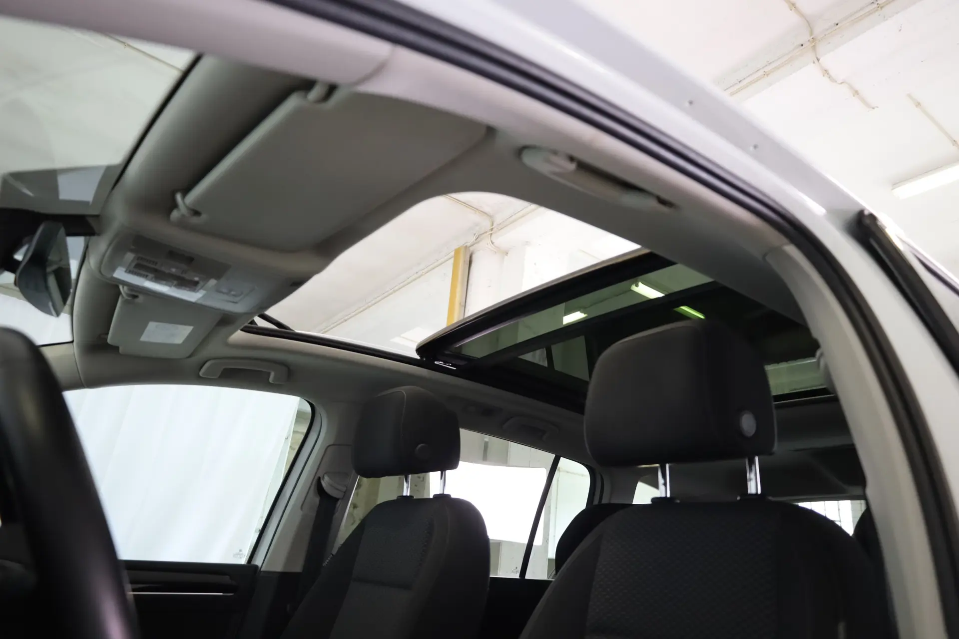 Volkswagen Touran 1.6 TDI R-Line DSG 27