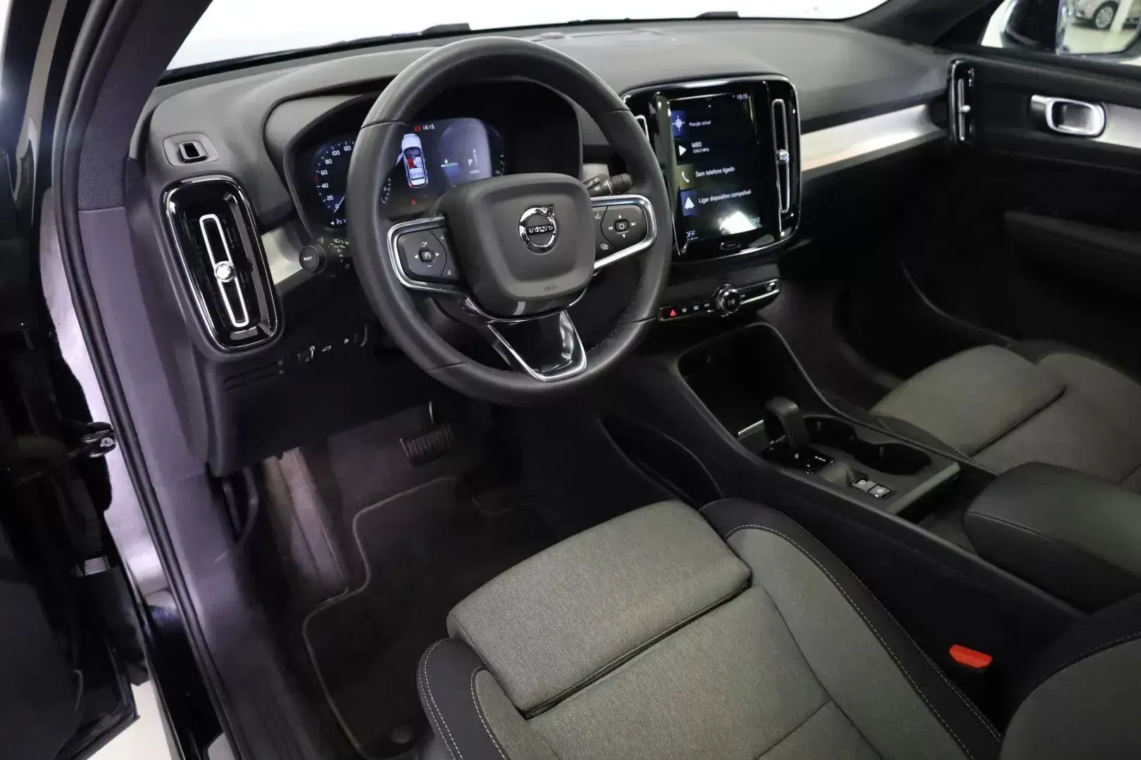 Volvo XC 40 1.5 T5 PHEV Momentum Plus 5