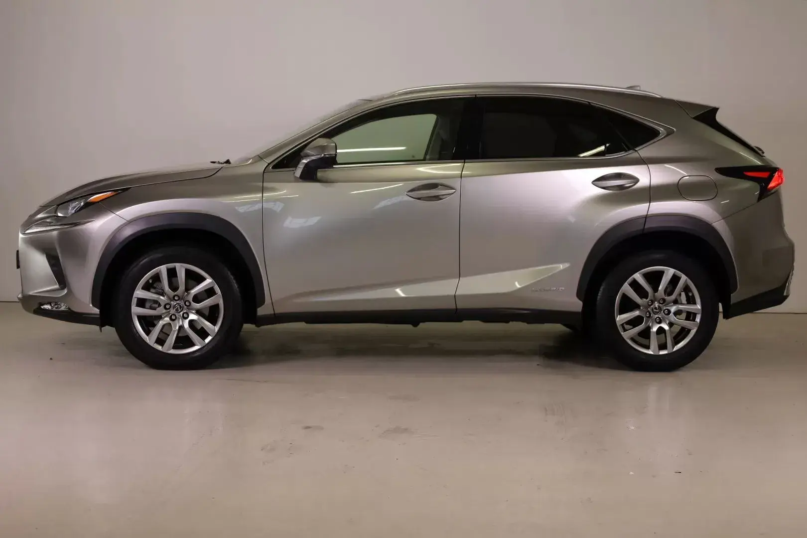 Lexus NX 300h Executive Plus 4
