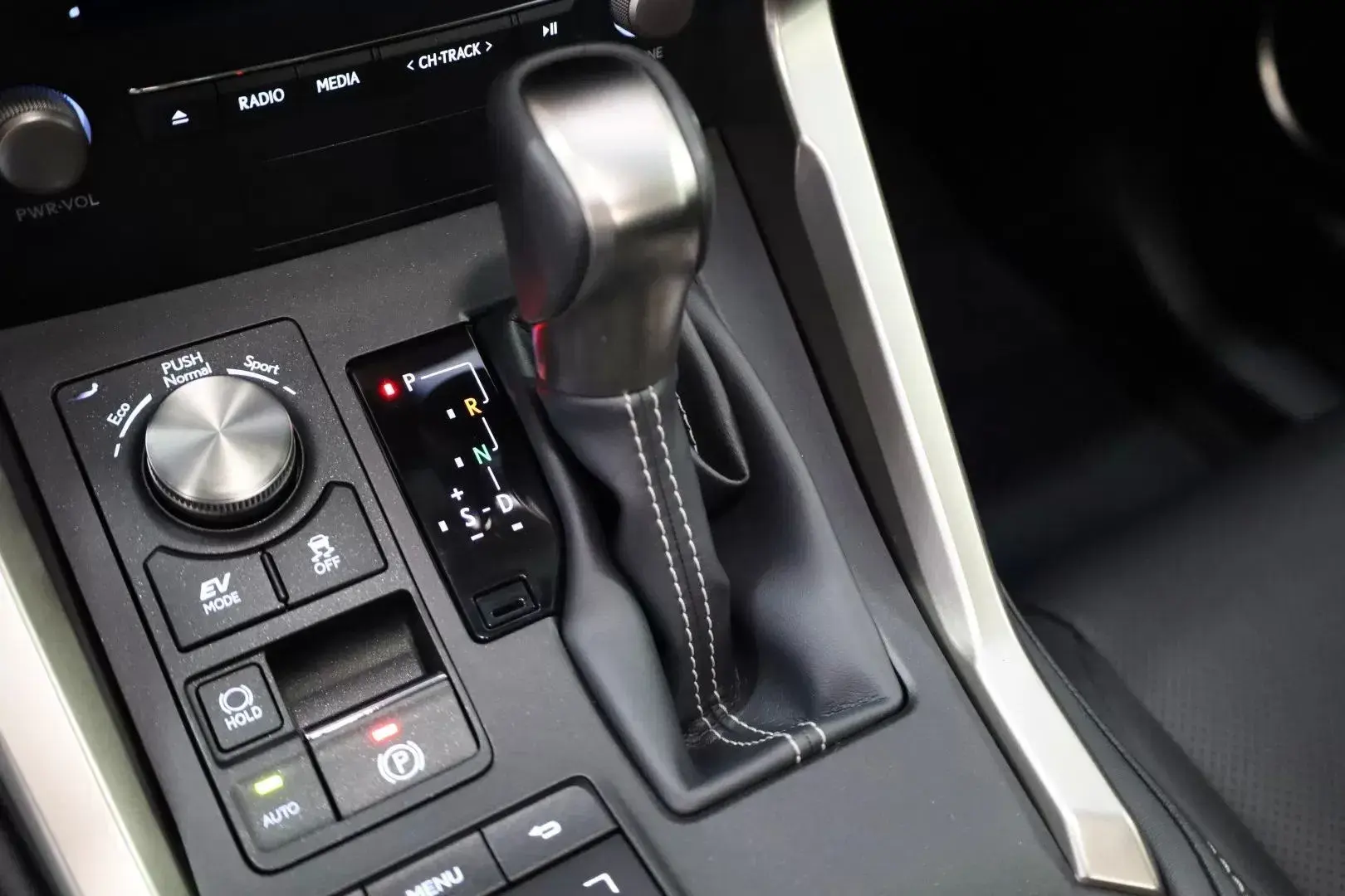 Lexus NX 300h Executive Plus 38