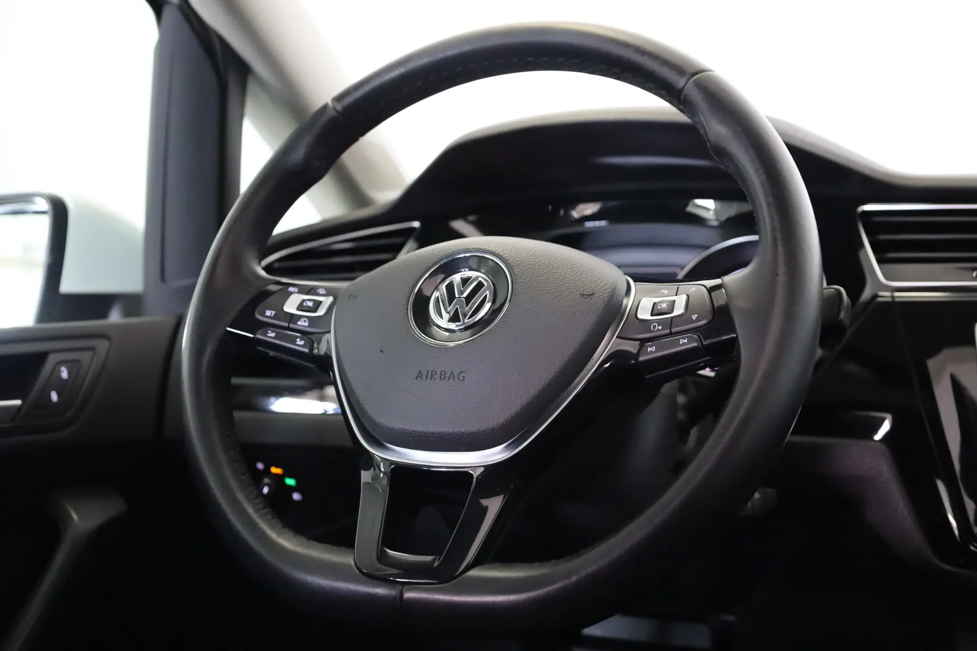 Volkswagen Touran 1.6 TDI R-Line DSG 25