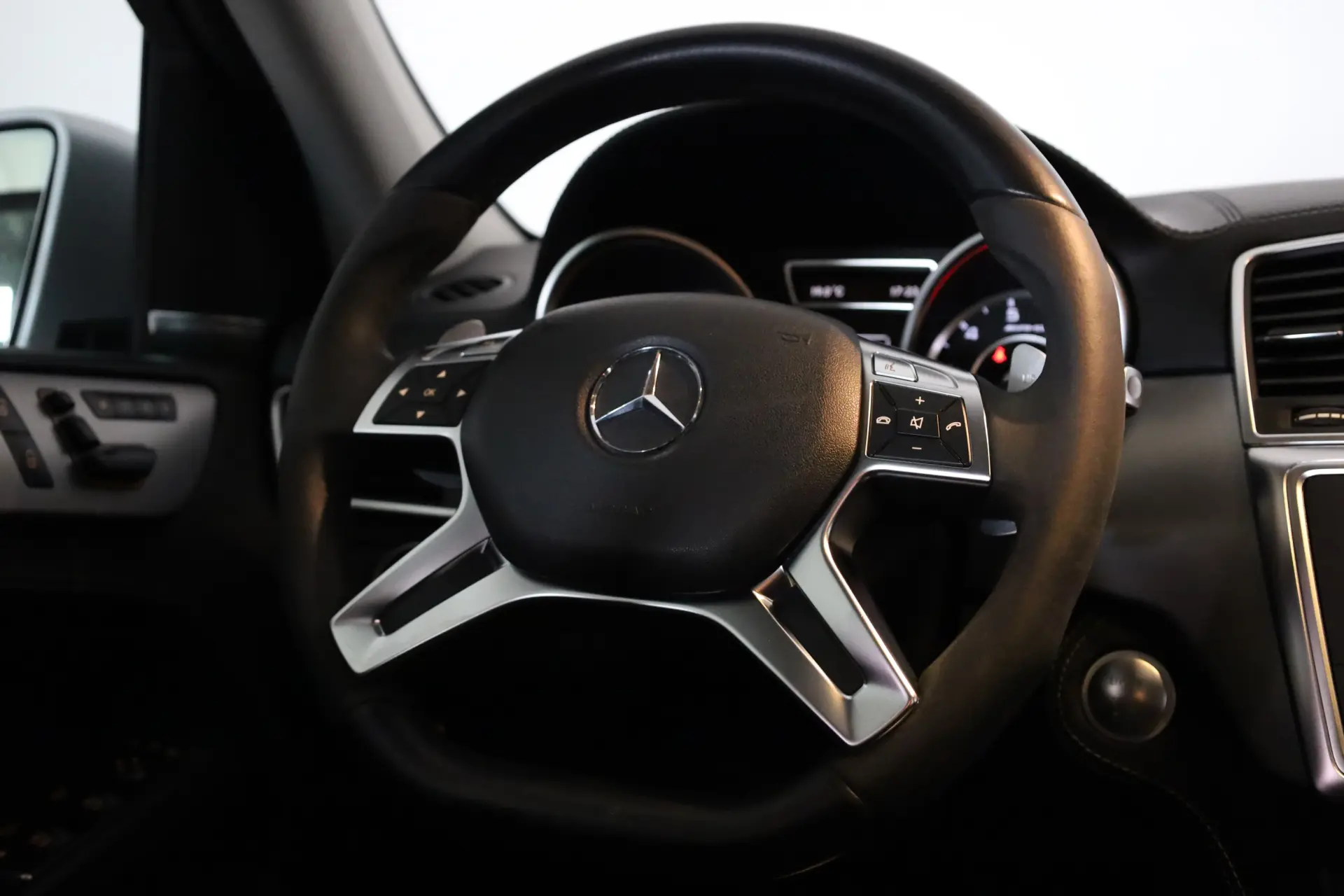 Mercedes-Benz ML 63 AMG 4Matic SpeedshiftFT 7G-TRONIC Performance Package 27