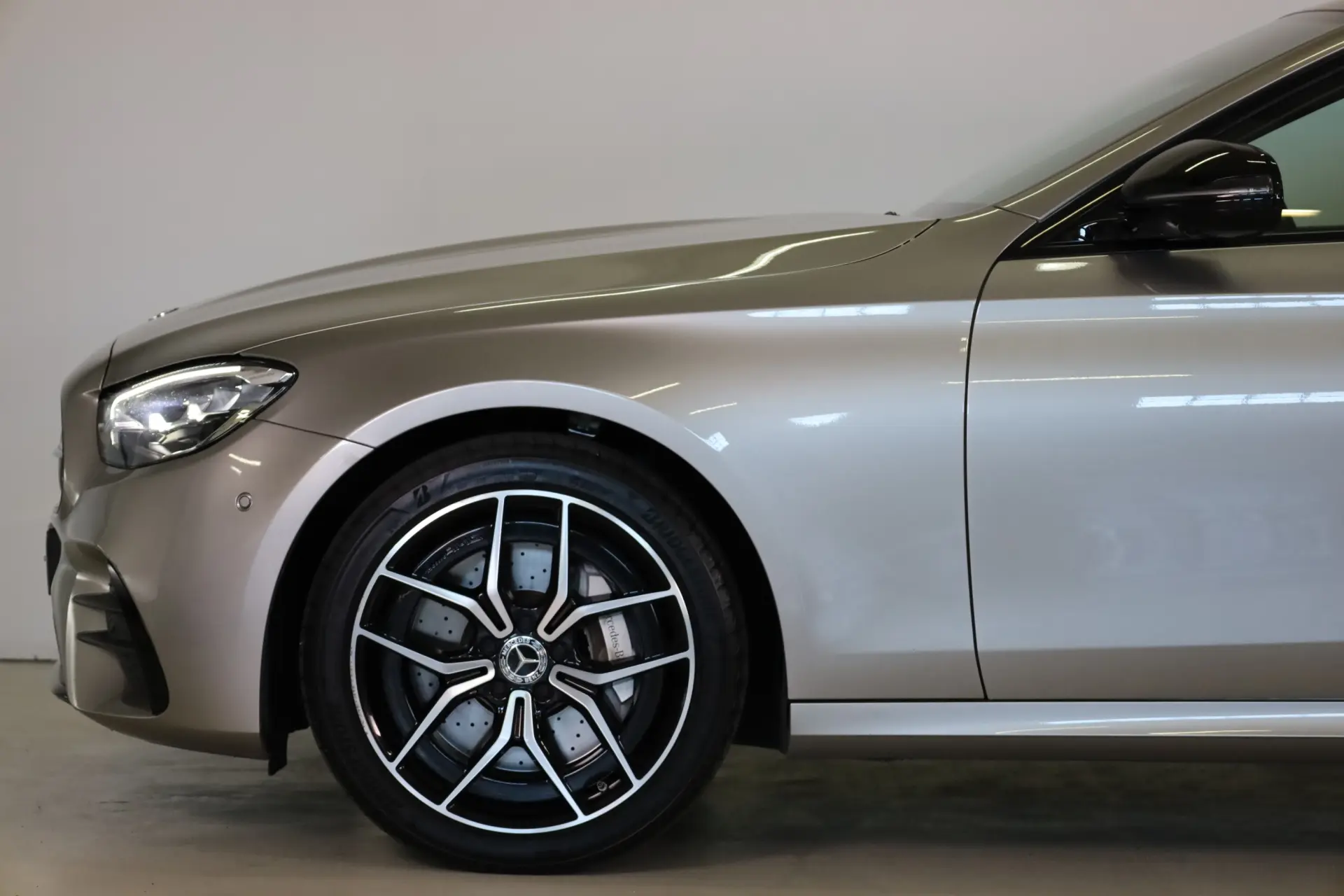 Mercedes-Benz E 300 e AMG Line 12