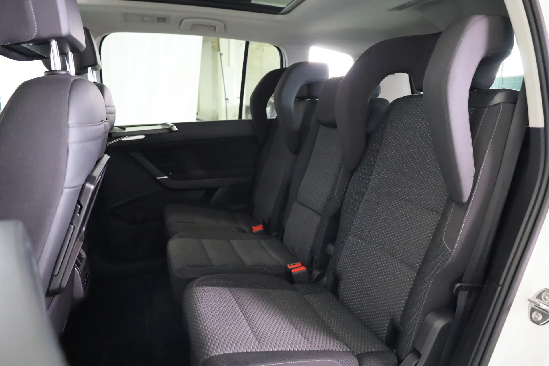 Volkswagen Touran 1.6 TDI R-Line DSG 29