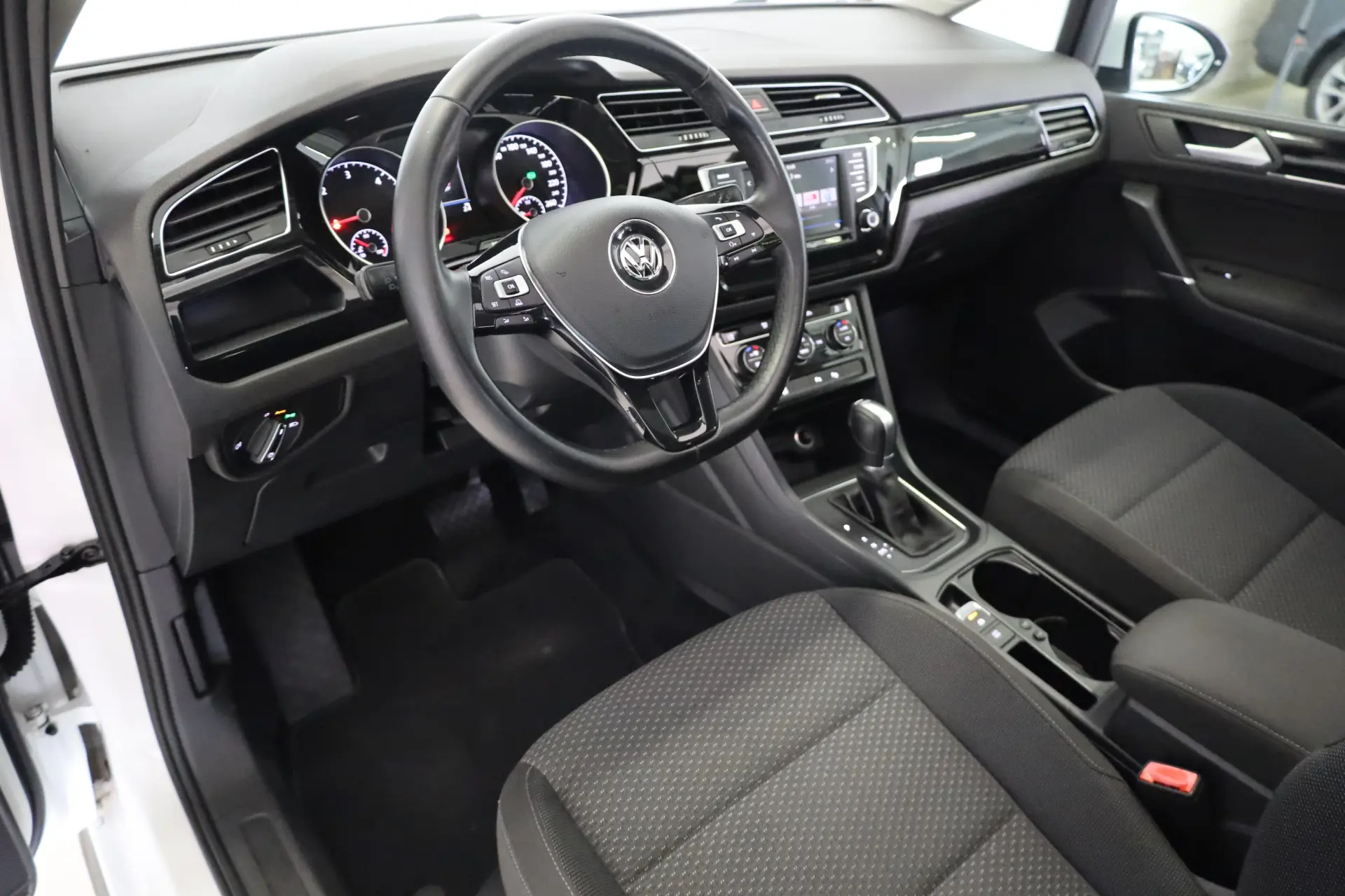 Volkswagen Touran 1.6 TDI R-Line DSG 23
