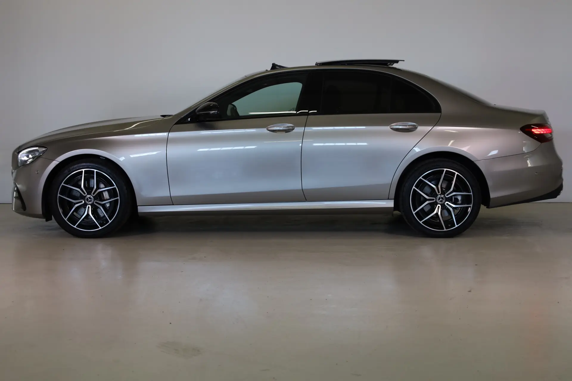Mercedes-Benz E 300 e AMG Line 4