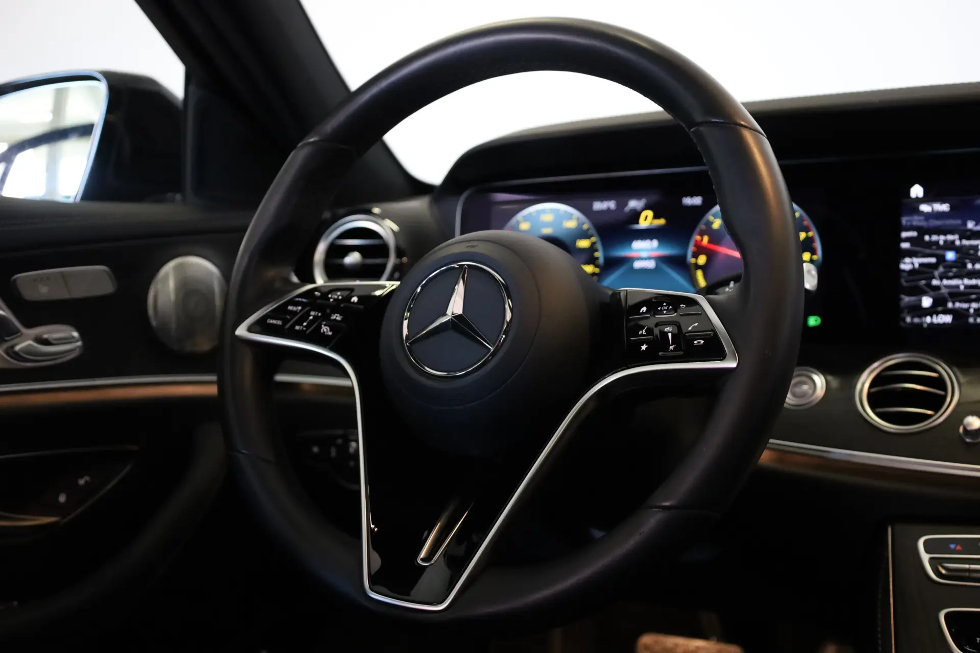 Mercedes-Benz E 300 e AMG Line 28