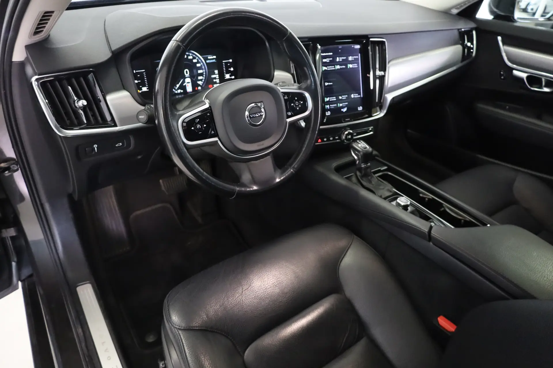 Volvo V90 2.0 D4 Momentum Plus Geartronic 21