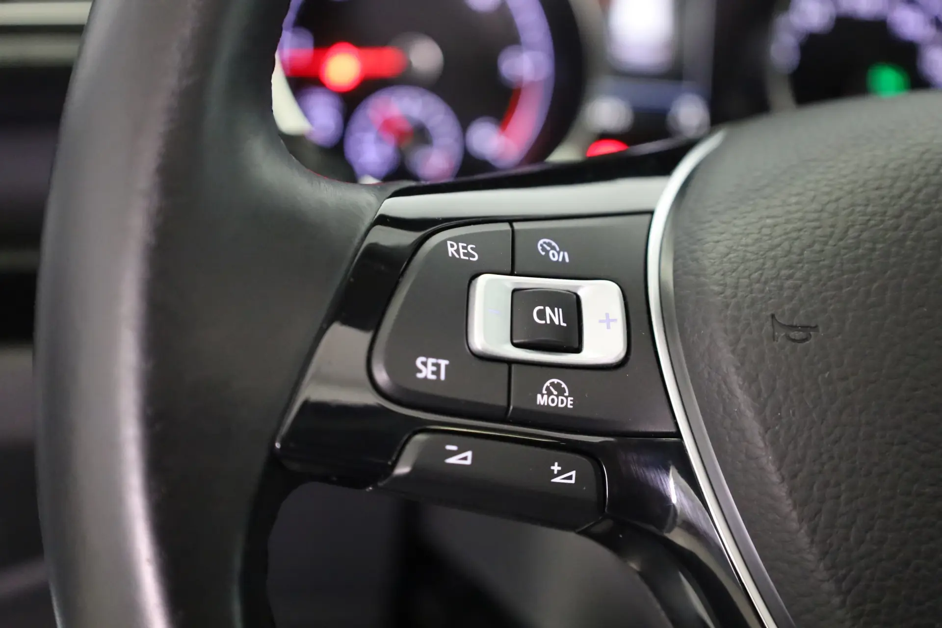 Volkswagen Touran 1.6 TDI R-Line DSG 37