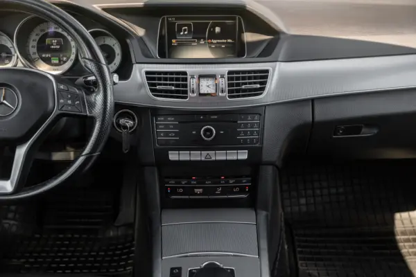 Mercedes-Benz E 300 Bluetec Hybrid Avantgarde 13